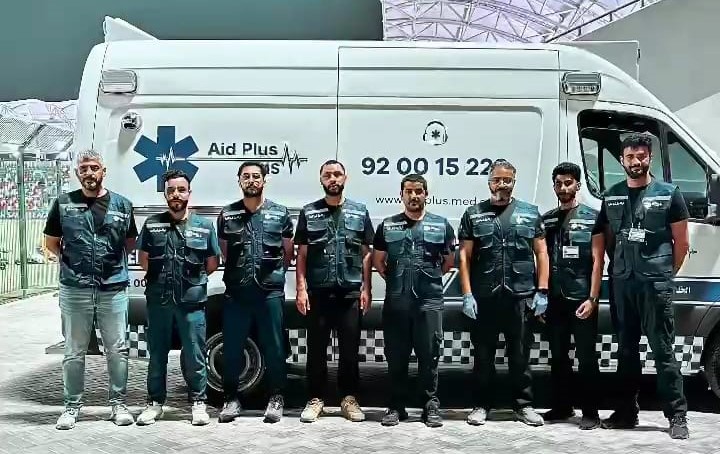طاقم Aid Plus أمام مركبة الإسعاف