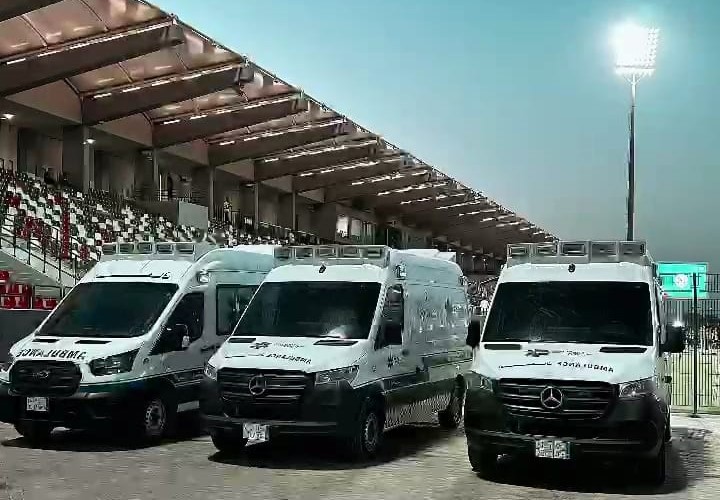 سيارة إسعاف Aid Plus أمام جهة رسمية