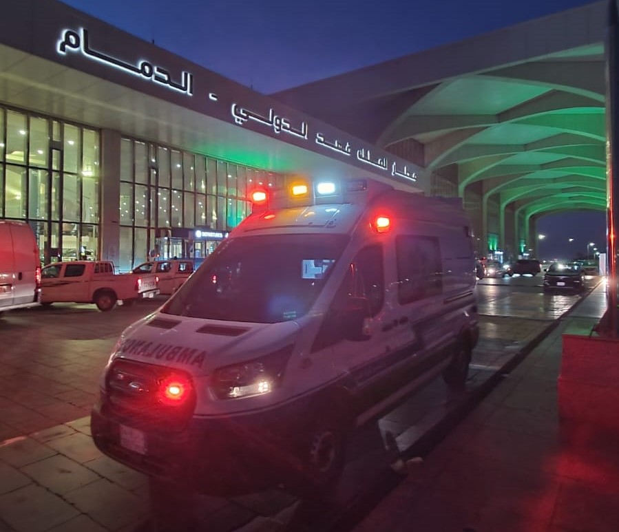 سيارة إسعاف Aid Plus أمام منشأة رياضية