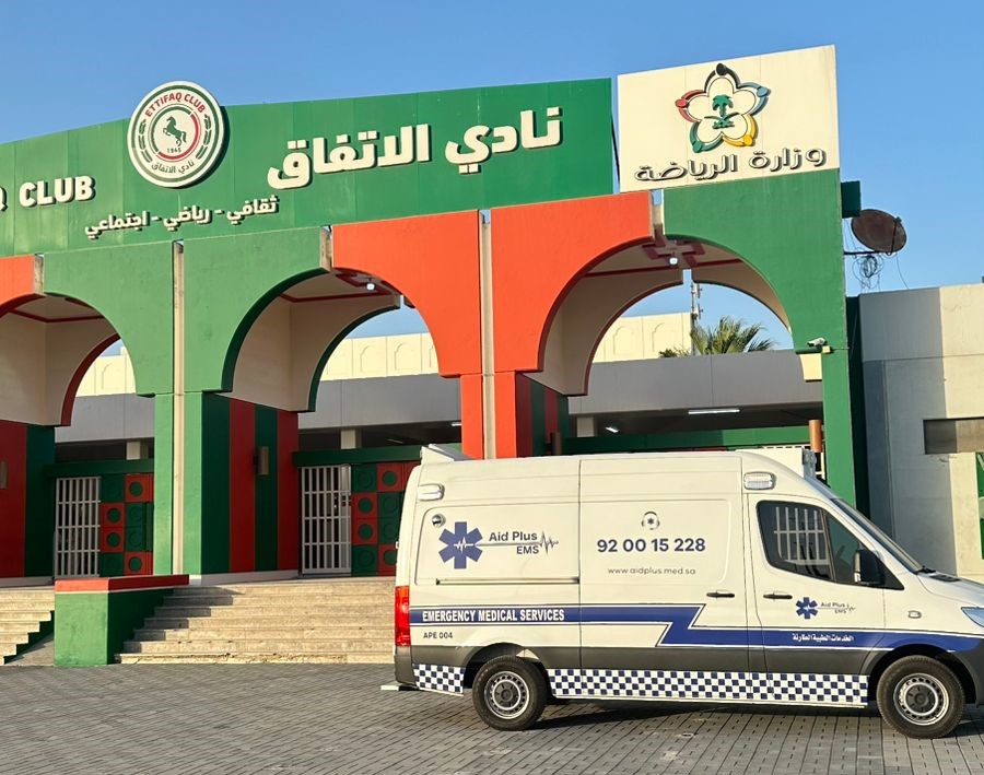 سيارة إسعاف أمام قسم الطوارئ ليلا
