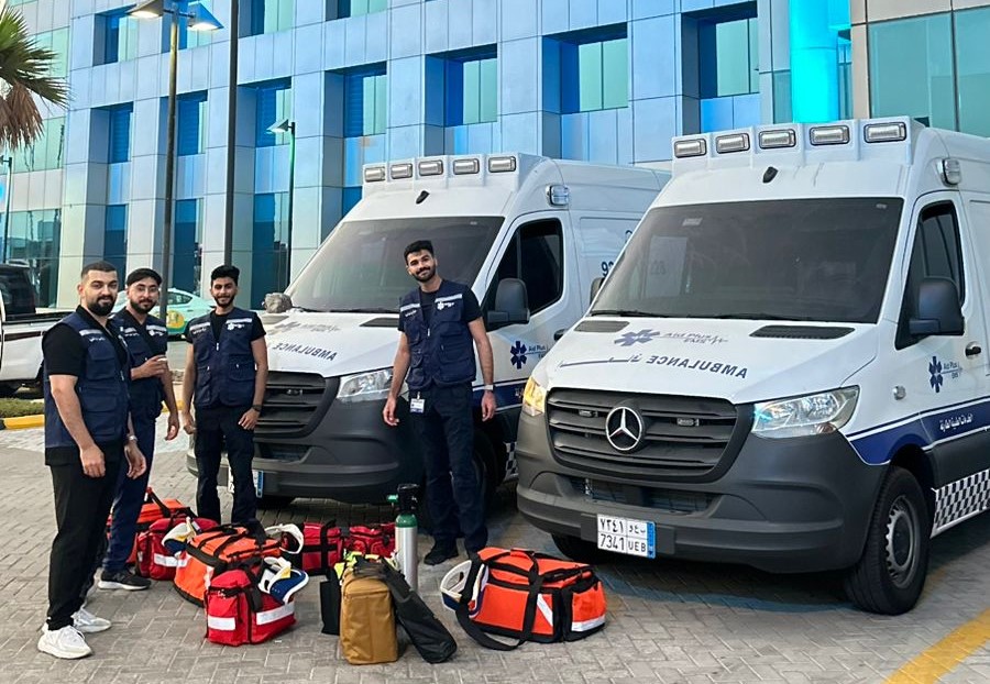 فريق Aid Plus أمام سيارات الإسعاف